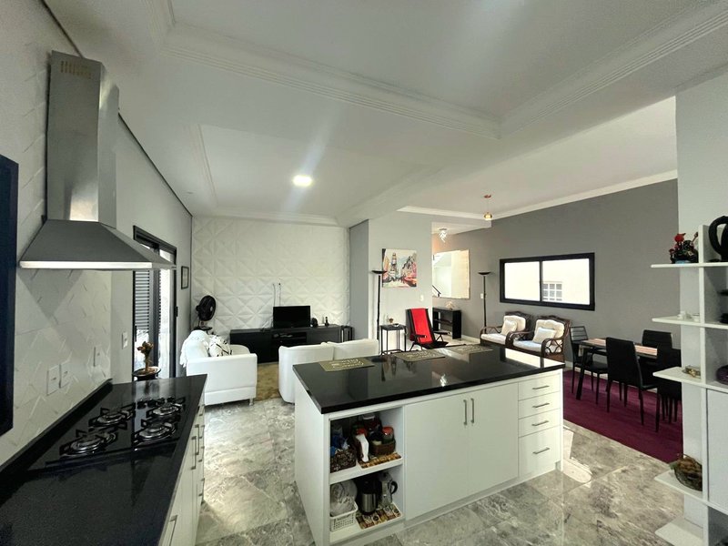 Linda Casa com uma Suíte Térrea - Santana de Parnaíba - 