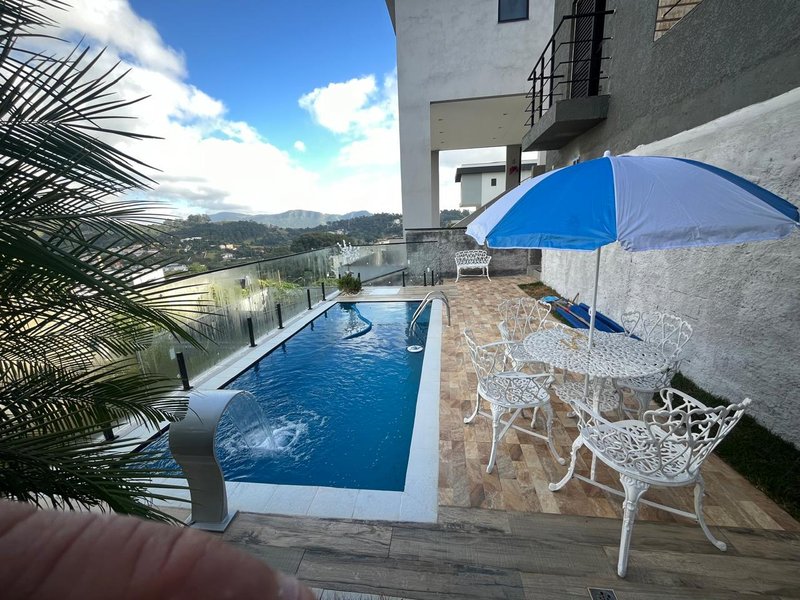 Linda Casa com uma Suíte Térrea - Santana de Parnaíba - 