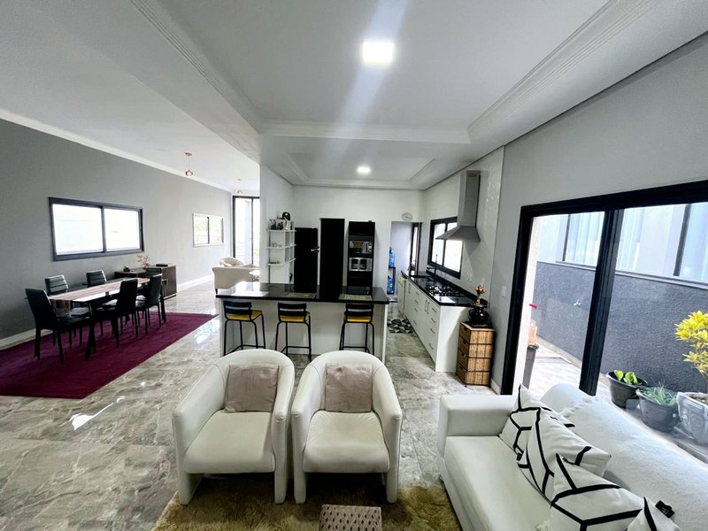 Linda Casa com uma Suíte Térrea - Santana de Parnaíba - 