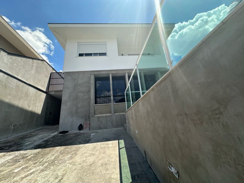 Lindo Sobrado na Vila Madalena com 4 dorms - 300m2 - São Paulo - 