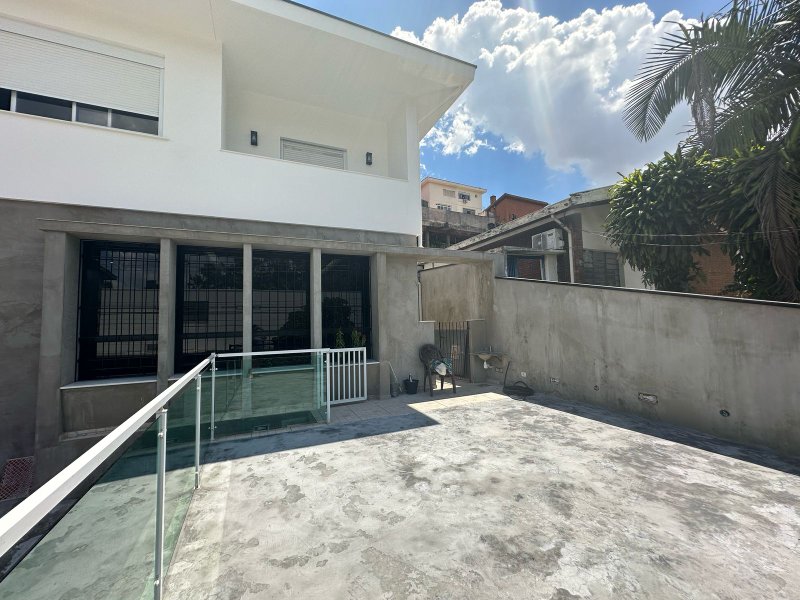 Lindo Sobrado na Vila Madalena com 4 dorms - 300m2 - São Paulo - 