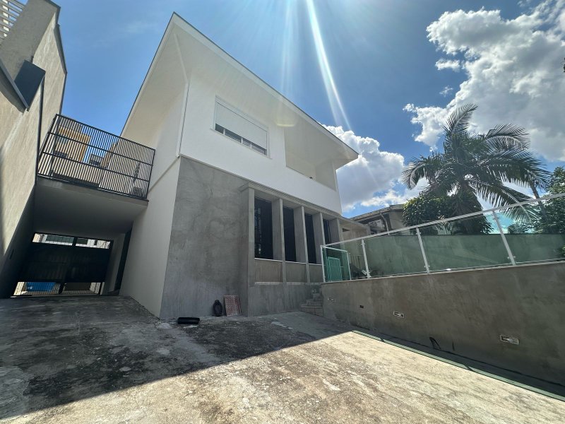 Lindo Sobrado na Vila Madalena com 4 dorms - 300m2 - São Paulo - 