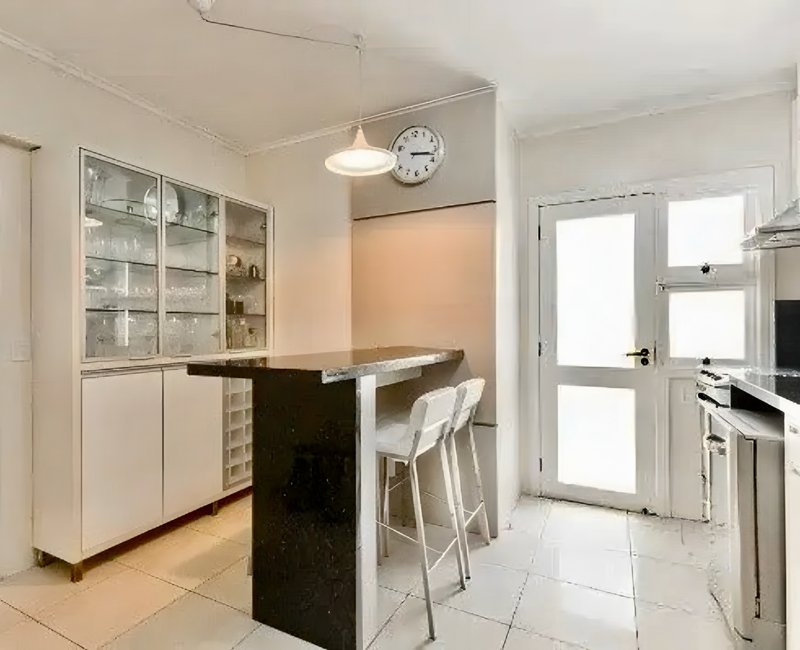 R$ 1.499.000 - EXCELENTE APARTAMENTO- 145M2 - 3 DORM - LAREIRA - INFRA - 2 VAGAS Rua Anita Garibaldi Porto Alegre - 