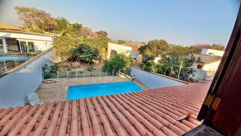 Casa em Condomínio - 4 quartos - 3 suites - 4 vagas - lote 550m² Avenida Doutor Cristiano Guimarães Belo Horizonte - 