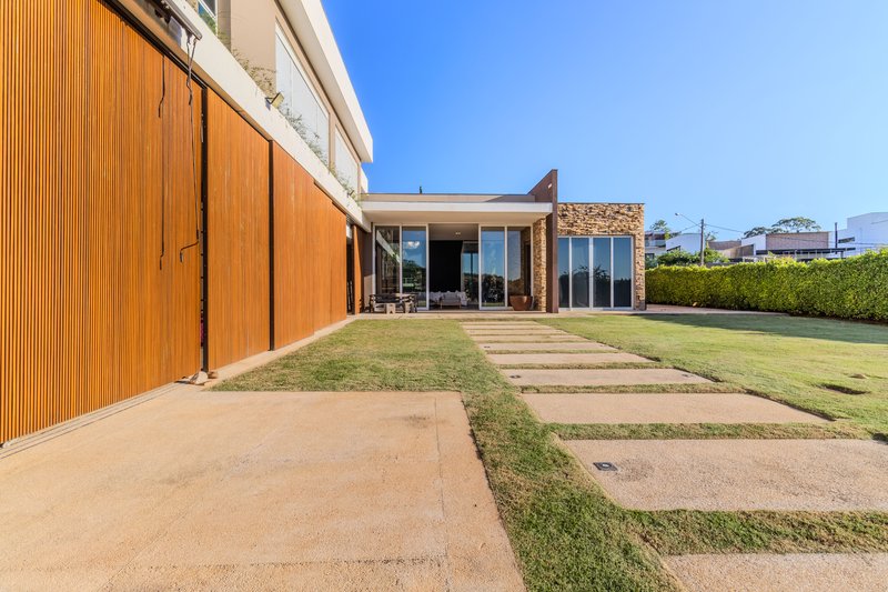CASA RESORT COM QUADRA DE TÊNIS, ACADEMIA, BEACH TENIS, PLAYGROUND E SEMI MOBILIADA Rua Eurico Fragoso Sorocaba - 