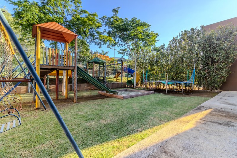 CASA RESORT COM QUADRA DE TÊNIS, ACADEMIA, BEACH TENIS, PLAYGROUND E SEMI MOBILIADA Rua Eurico Fragoso Sorocaba - 