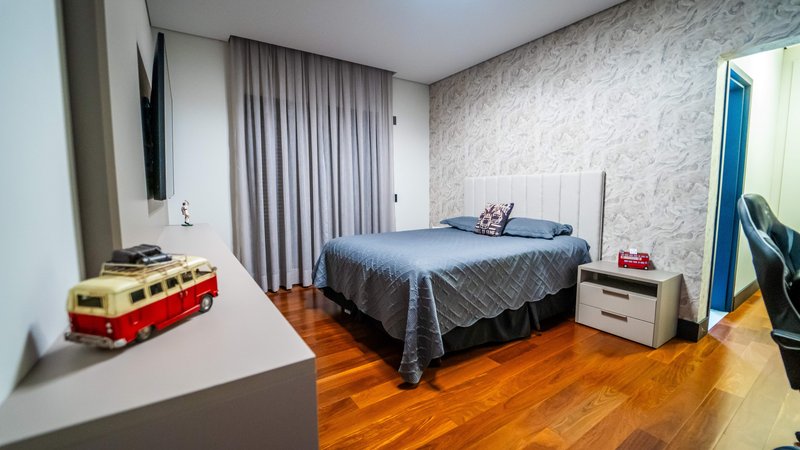 Casa térrea, mobiliada, decorada com extremo bom gosto Rodovia Raposo Tavares Sorocaba - 