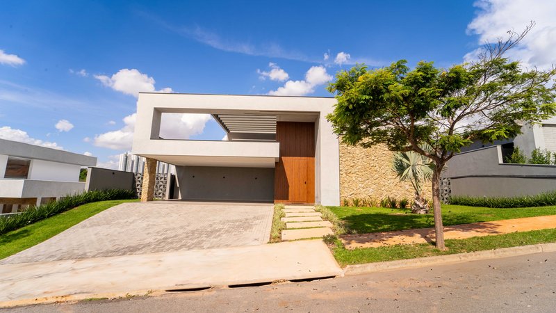 Casa térrea, mobiliada, decorada com extremo bom gosto Rodovia Raposo Tavares Sorocaba - 