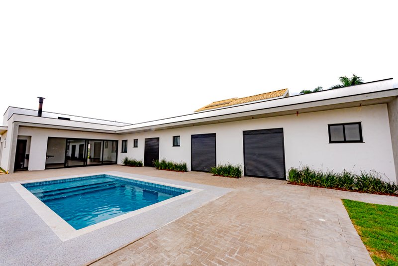CASA TÉRREA EM CONDOMÍNIO SAINT CHARBEL Av. João de Barro Araçoiaba da Serra - 
