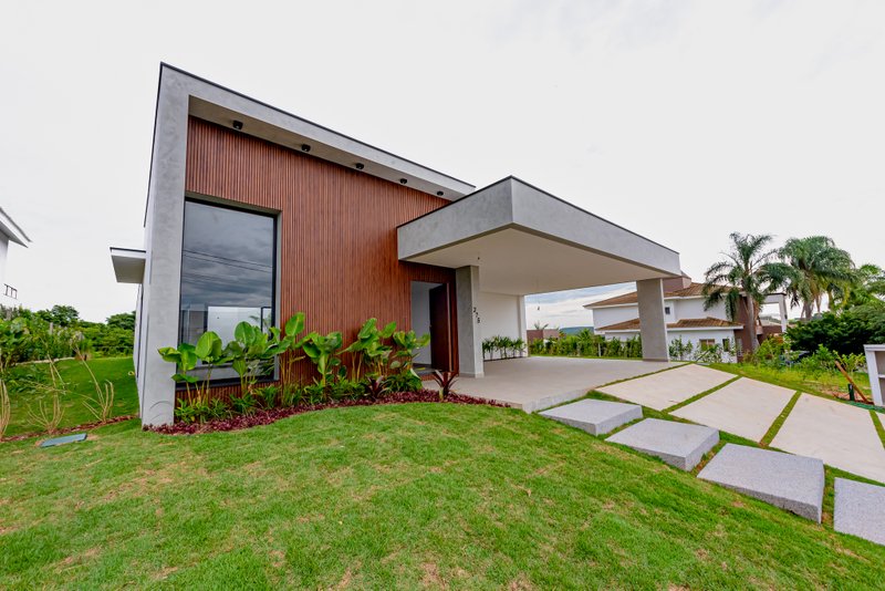 CASA TÉRREA EM CONDOMÍNIO SAINT CHARBEL Av. João de Barro Araçoiaba da Serra - 