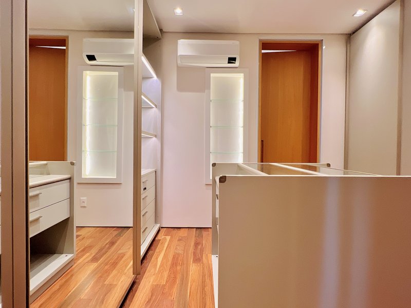 Casa de esquina l 7 dorm. l 909m²l piscina l SPA l Adega Rua C Itu - 