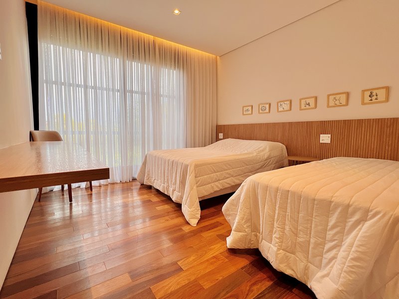 Casa de esquina l 7 dorm. l 909m²l piscina l SPA l Adega Rua C Itu - 