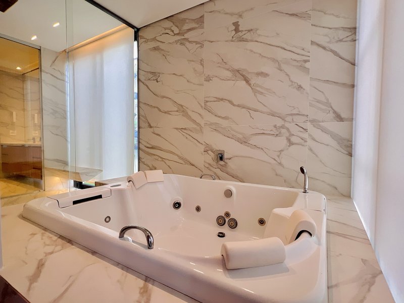 Casa de esquina l 7 dorm. l 909m²l piscina l SPA l Adega Rua C Itu - 