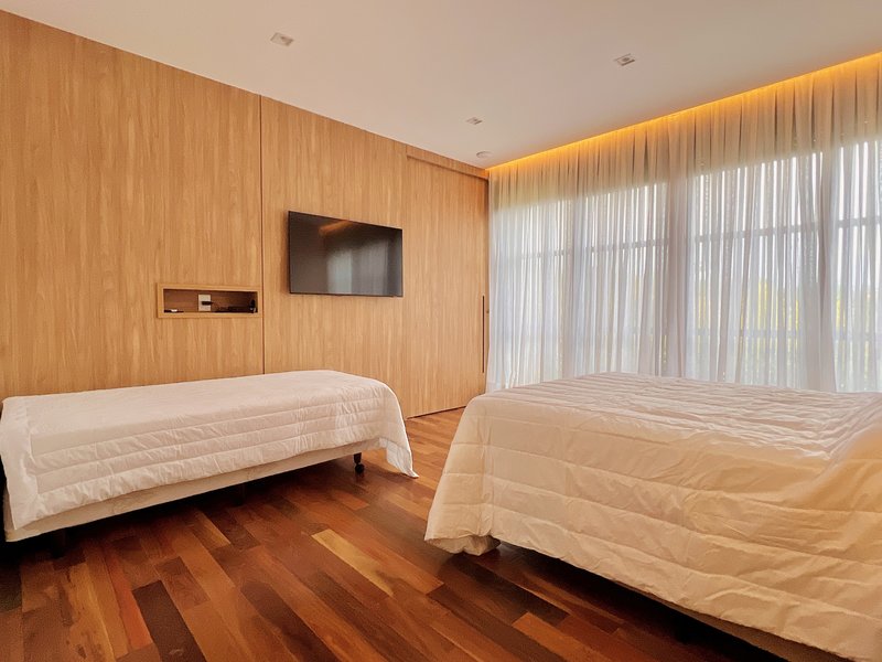 Casa de esquina l 7 dorm. l 909m²l piscina l SPA l Adega Rua C Itu - 