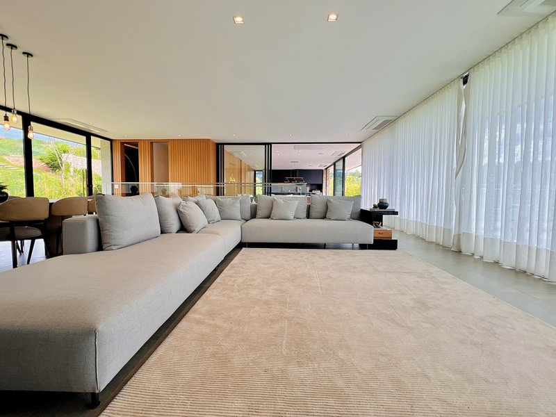 Casa de esquina l 7 dorm. l 909m²l piscina l SPA l Adega Rua C Itu - 