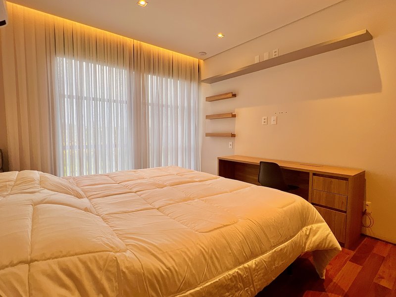 Casa de esquina l 7 dorm. l 909m²l piscina l SPA l Adega Rua C Itu - 