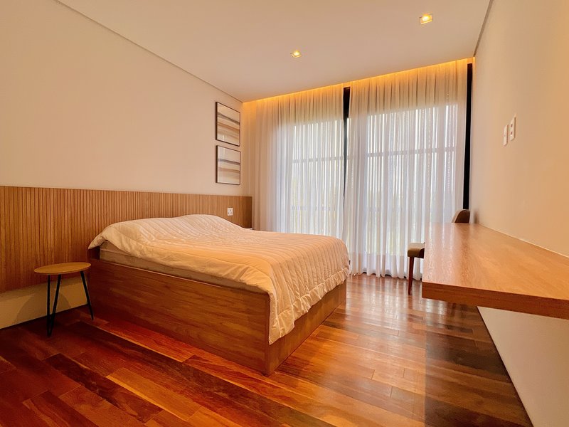 Casa de esquina l 7 dorm. l 909m²l piscina l SPA l Adega Rua C Itu - 