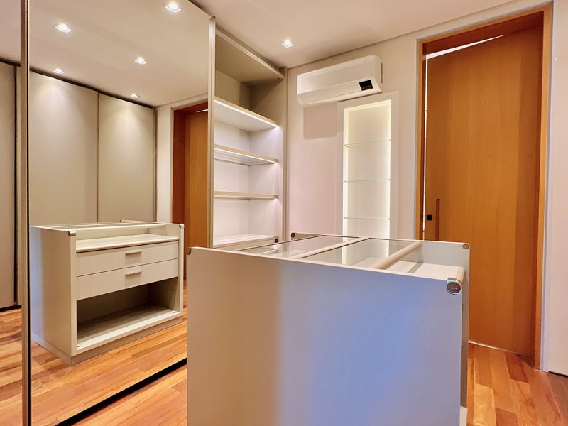 Casa de esquina l 7 dorm. l 909m²l piscina l SPA l Adega Rua C Itu - 