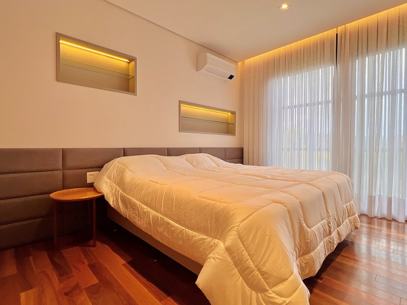 Casa de esquina l 7 dorm. l 909m²l piscina l SPA l Adega Rua C Itu - 