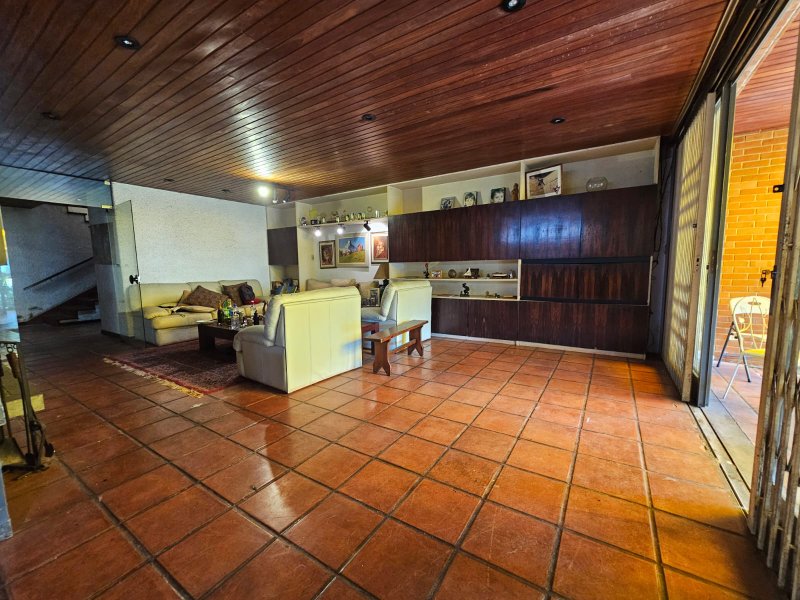 Casa á Venda no Jardim Marajoara - Com 560m² A.T. e 350m² de A.C. 4 dormitórios 4 Vagas - São Paulo - 