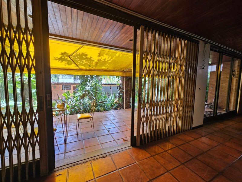 Casa á Venda no Jardim Marajoara - Com 560m² A.T. e 350m² de A.C. 4 dormitórios 4 Vagas - São Paulo - 