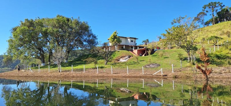 Sítio com 4 alqueires na beira da represa em Paraibuna, S.P - Paraibuna - 