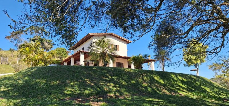 Sítio com 4 alqueires na beira da represa em Paraibuna, S.P - Paraibuna - 