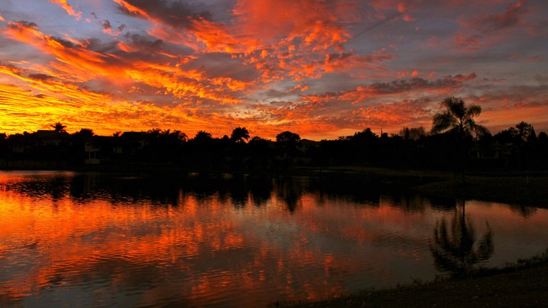 CASA DE ALTÍSSMA QUALIDADE DE CONSTRUÇÃO EM LAGO AZUL AVENIDA LAGO AZUL Araçoiaba da Serra - PÔR DO SOL EM UM DOS LAGOS