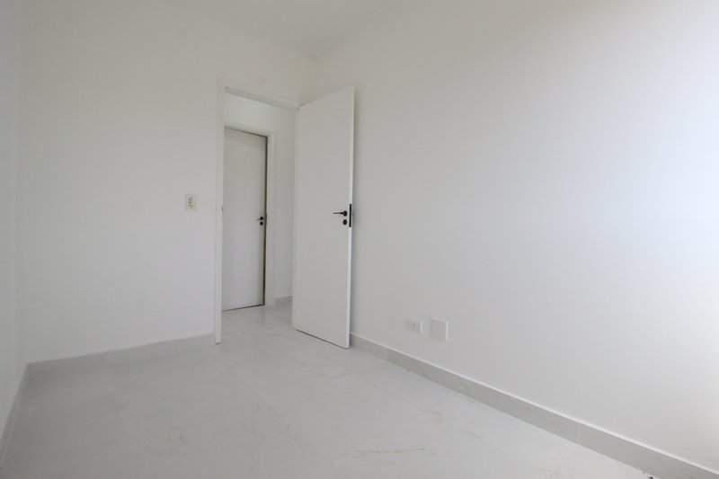 Apartamento com 64 m², 03 dormitórios, 01 banheiro e 01 vaga de garagem Avenida Marginal Esquerda Anchieta São Paulo - 