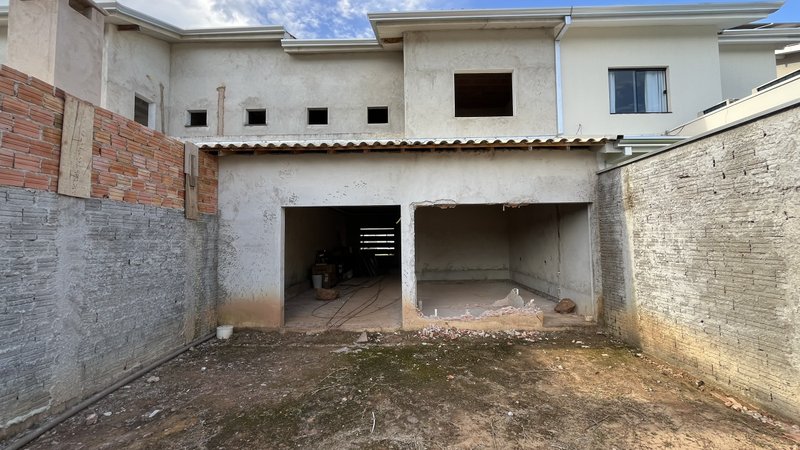 🏡 Sobrado à venda - 3 Suítes no Residencial Parintins – Terreno Maior Que O Padrão! Avenida Engenheiro Anysio da Rocha Compasso Porto Velho - 