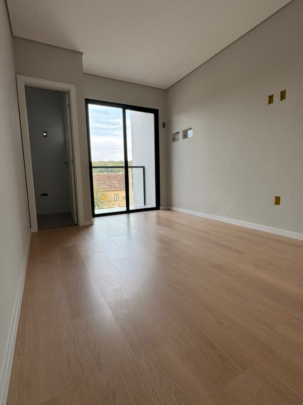 Sobrado Geminado Diferenciado no Bairro São Marcos Rua Humanitas Joinville - 