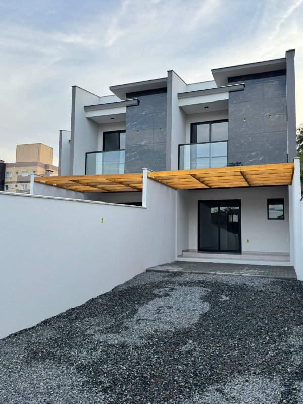 Sobrado Geminado Diferenciado no Bairro São Marcos Rua Humanitas Joinville - 