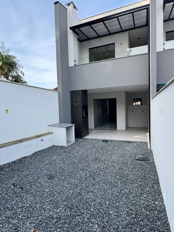 Sobrado Geminado Diferenciado no Bairro São Marcos Rua Humanitas Joinville - 