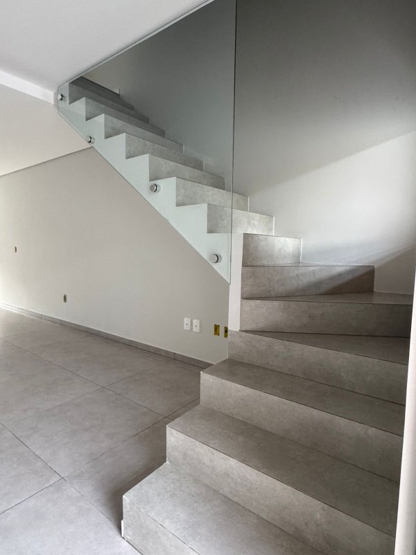 Sobrado Geminado Diferenciado no Bairro São Marcos Rua Humanitas Joinville - 