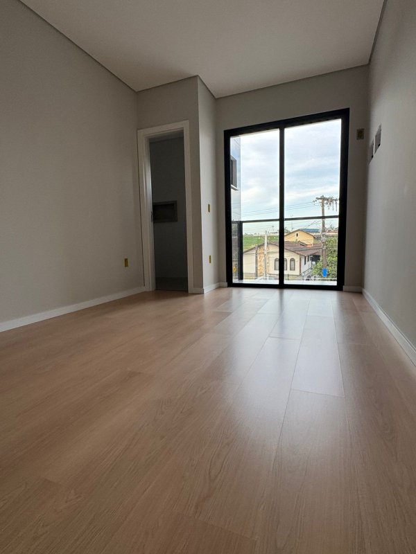 Sobrado Geminado Diferenciado no Bairro São Marcos Rua Humanitas Joinville - 