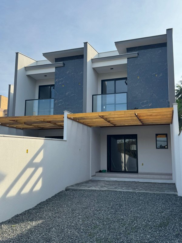 Sobrado Geminado Diferenciado no Bairro São Marcos Rua Humanitas Joinville - 