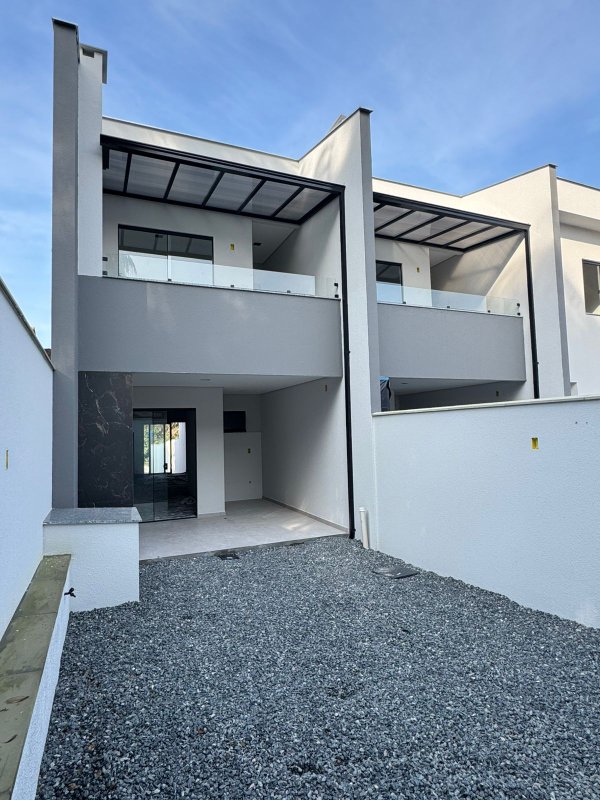 Sobrado Geminado Diferenciado no Bairro São Marcos Rua Humanitas Joinville - 