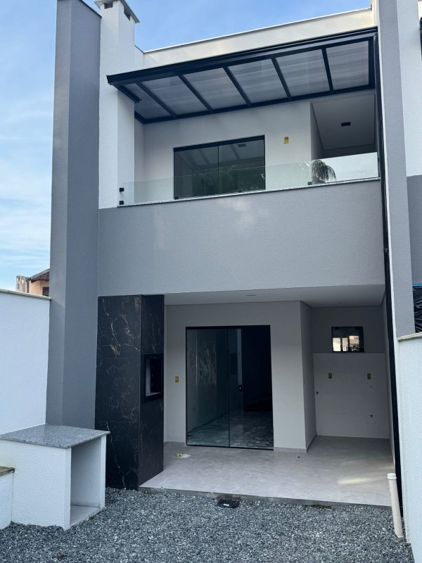 Sobrado Geminado Diferenciado no Bairro São Marcos Rua Humanitas Joinville - 