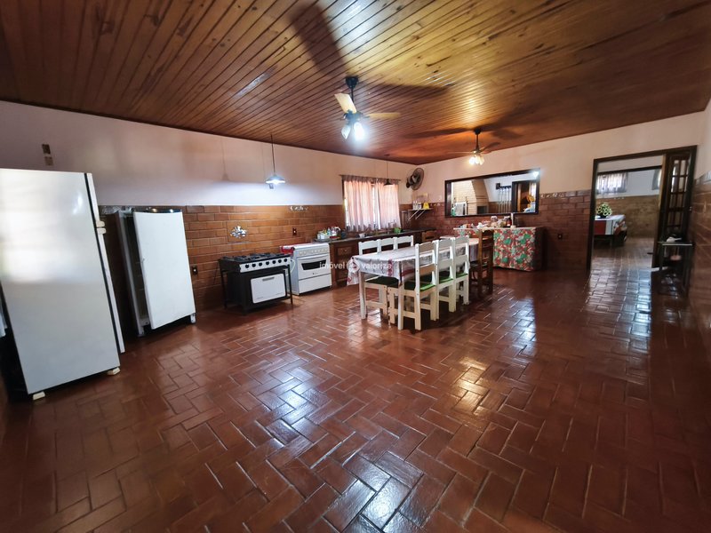 Chácara com 4 suítes e área gourmet na Represa de Avaré - Avaré - 