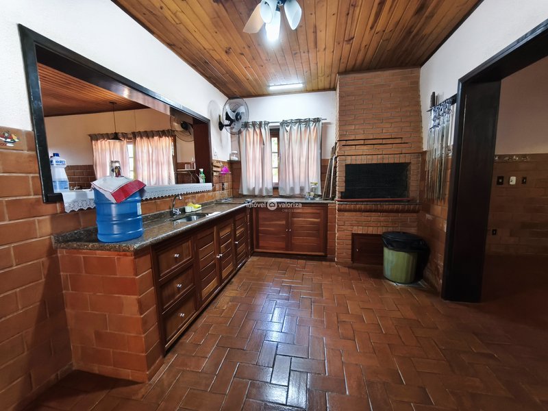 Chácara com 4 suítes e área gourmet na Represa de Avaré - Avaré - 