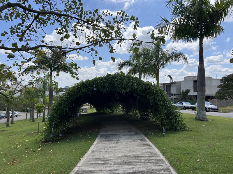 Terreno no Condomínio Alphaville Nova Esplanada – Exclusividade e Qualidade de Vida Alameda Nova Zelândia Votorantim - TÚNEL DE FLORES EM FRENTE AO LOTE
