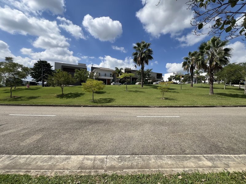Terreno no Condomínio Alphaville Nova Esplanada – Exclusividade e Qualidade de Vida Alameda Nova Zelândia Votorantim - VISTA DO MEIO DO LOTE PARA A PRAÇA