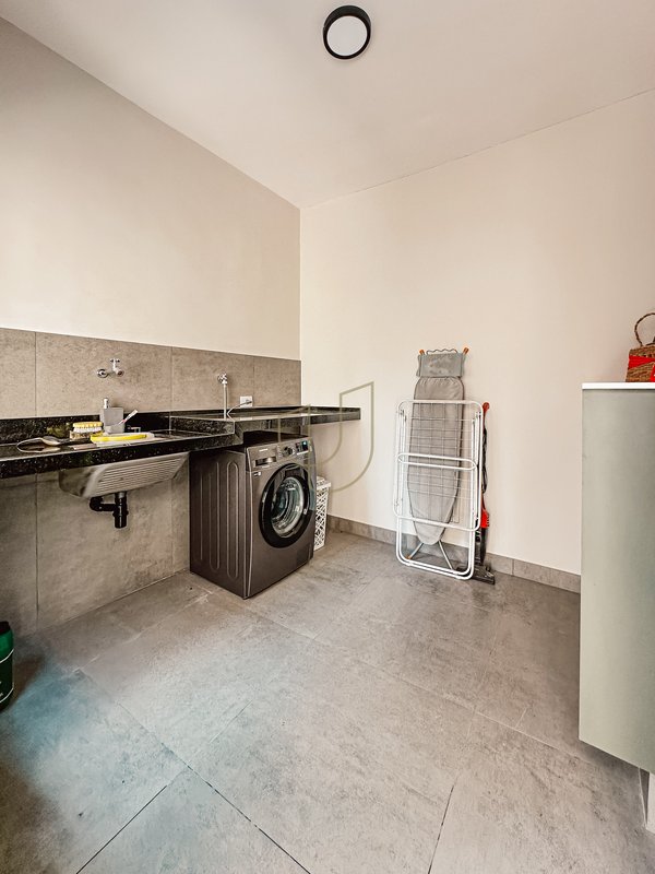 Casa Térrea com 3 Suítes no Condomínio Jardim das Colinas  São José dos Campos - 