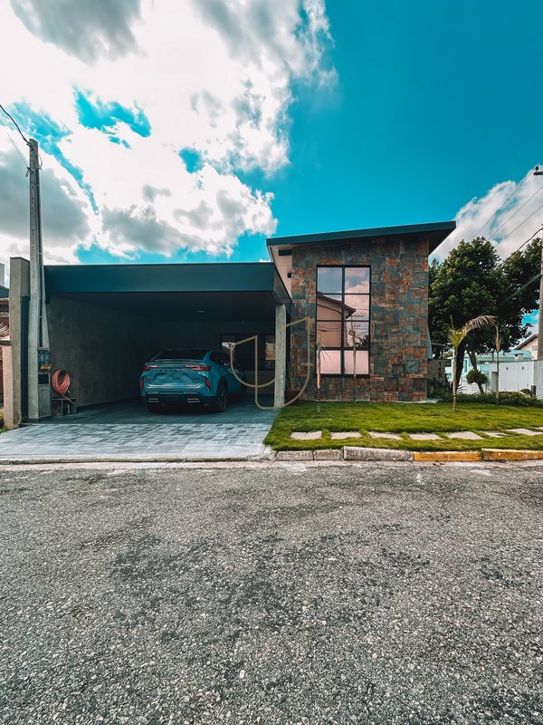 Casa Térrea com 3 Suítes no Condomínio Jardim das Colinas  São José dos Campos - 
