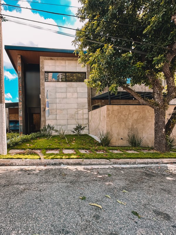 Casa Térrea com 3 Suítes no Condomínio Jardim das Colinas  São José dos Campos - 