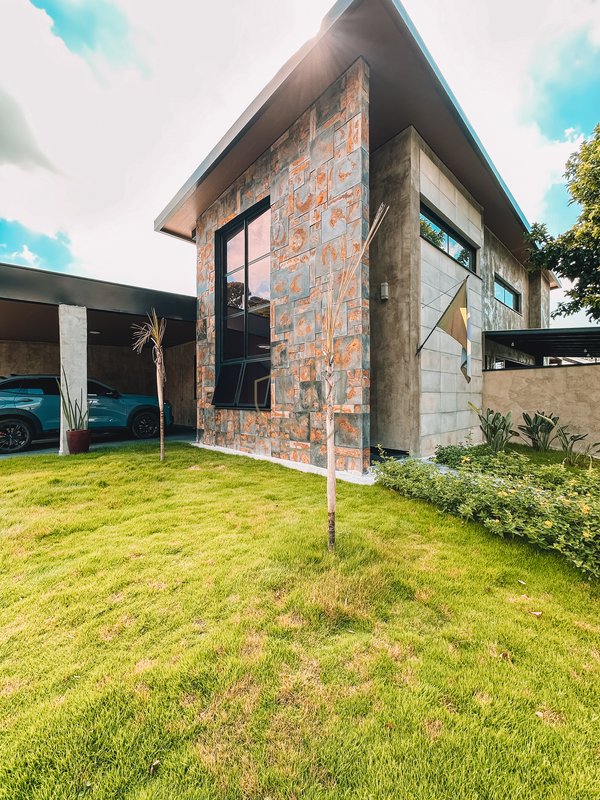 Casa Térrea com 3 Suítes no Condomínio Jardim das Colinas  São José dos Campos - 