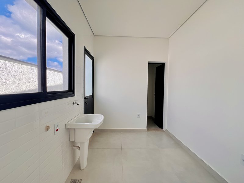 CASA TÉRREA EM ALPHAVILLE NOVA ESPLANADA C/ 240m² DE ÁREA CONSTRUÍDA Alameda Grécia Votorantim - 