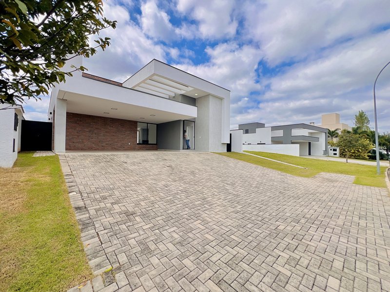 CASA TÉRREA EM ALPHAVILLE NOVA ESPLANADA C/ 240m² DE ÁREA CONSTRUÍDA Alameda Grécia Votorantim - 
