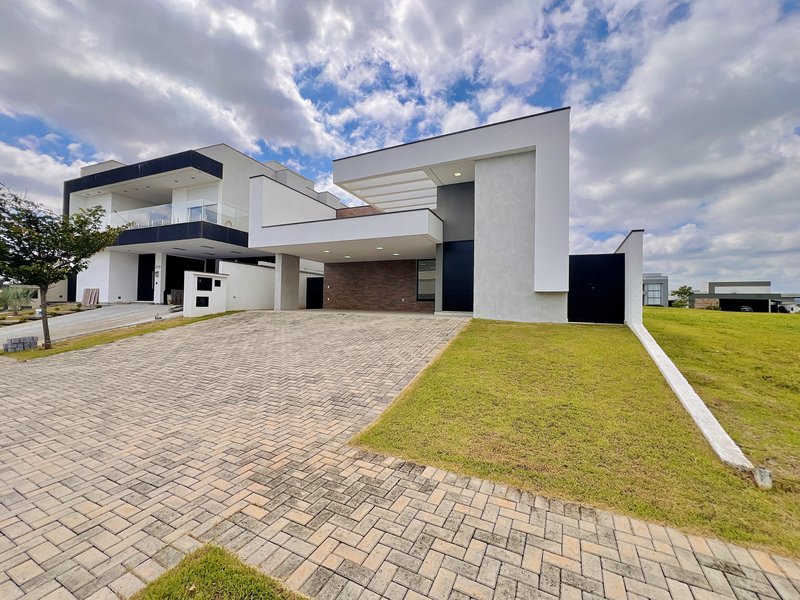 CASA TÉRREA EM ALPHAVILLE NOVA ESPLANADA C/ 240m² DE ÁREA CONSTRUÍDA Alameda Grécia Votorantim - 