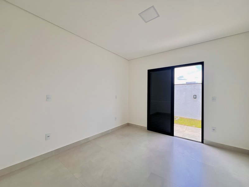 CASA TÉRREA EM ALPHAVILLE NOVA ESPLANADA C/ 240m² DE ÁREA CONSTRUÍDA Alameda Grécia Votorantim - 